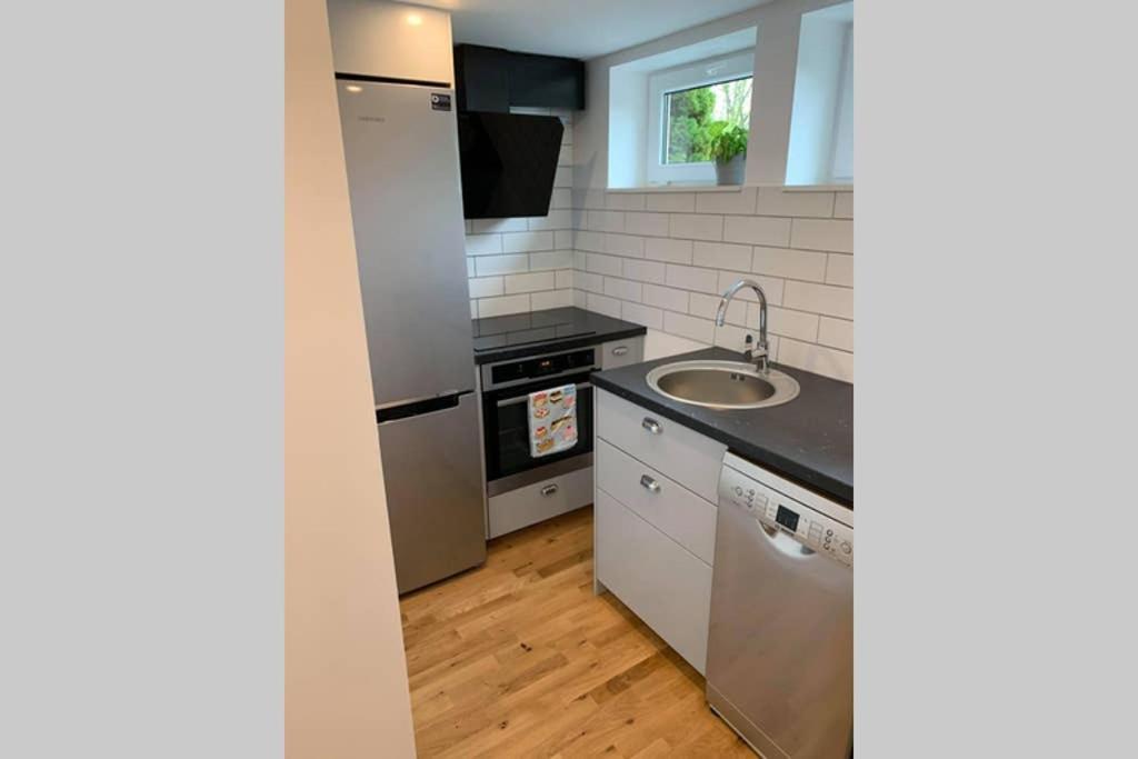 Appartement Nyrenoverat Kaellarlaegenhet à Ljungskile Extérieur photo